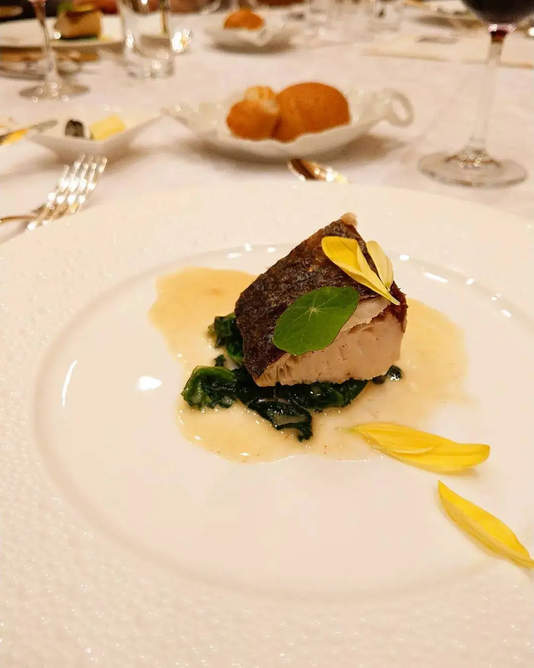 香ばしく焼いた鰆のグリエ　吟醸仕込み誉と純米酒のソース