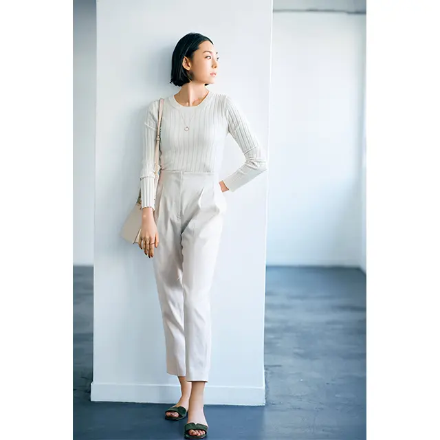 人気のワントーンスタイルも、これからはトップスとボトムの単純コーデに