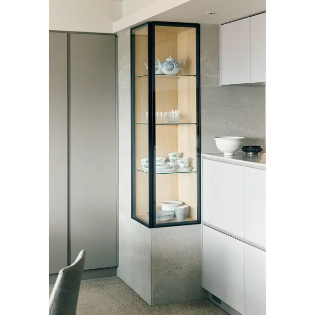 工事中に急きょ造ることが決まったガラスのショーケースには照明をつけ、お気に入りの食器やグラスを飾った