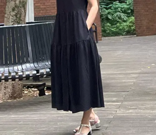 GUティアードワンピース 黒ワンピース　ワンピースコーデ ジレコーデ　アラフィフファッション　プチプラコーデ　ユニクロ シアーカーディガン