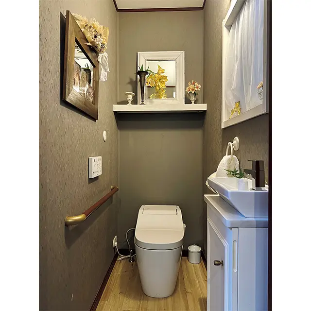 お気に入りを集めた理想のトイレ。 「グローエ」の水栓は常にピカピカ！ （むつみさん）