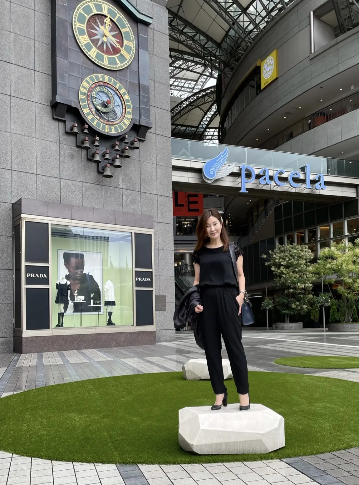 ビルの前に立つ女性