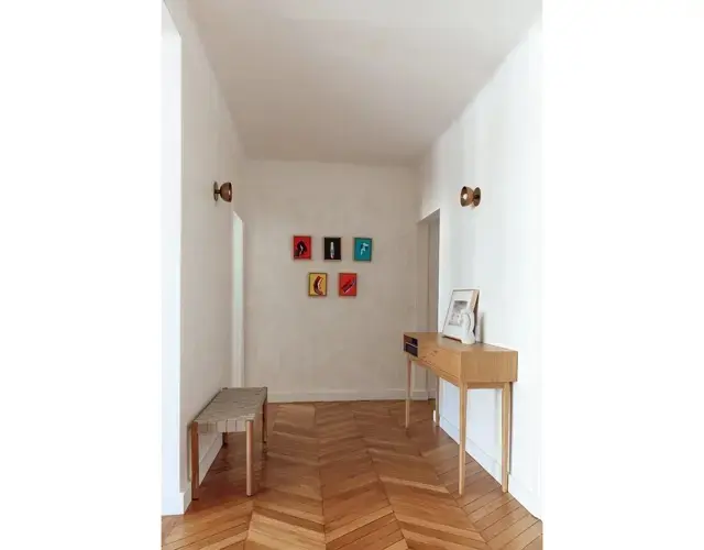 ともに細長いコンソール・テーブルとベンチのバランス感が見事な玄関。