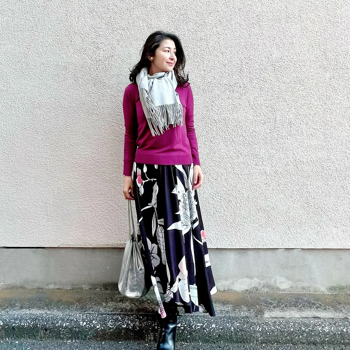 ユニクロピンクニット、花柄スカート、黒ショートブーツ、シルバーバッグ、ライトグレーストール