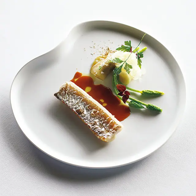 「太刀魚 アスペルジュソバージュ スープ ドポワソン」炭で焼き上げた太刀魚に、スー プドポワソンを煮詰めたソースを。