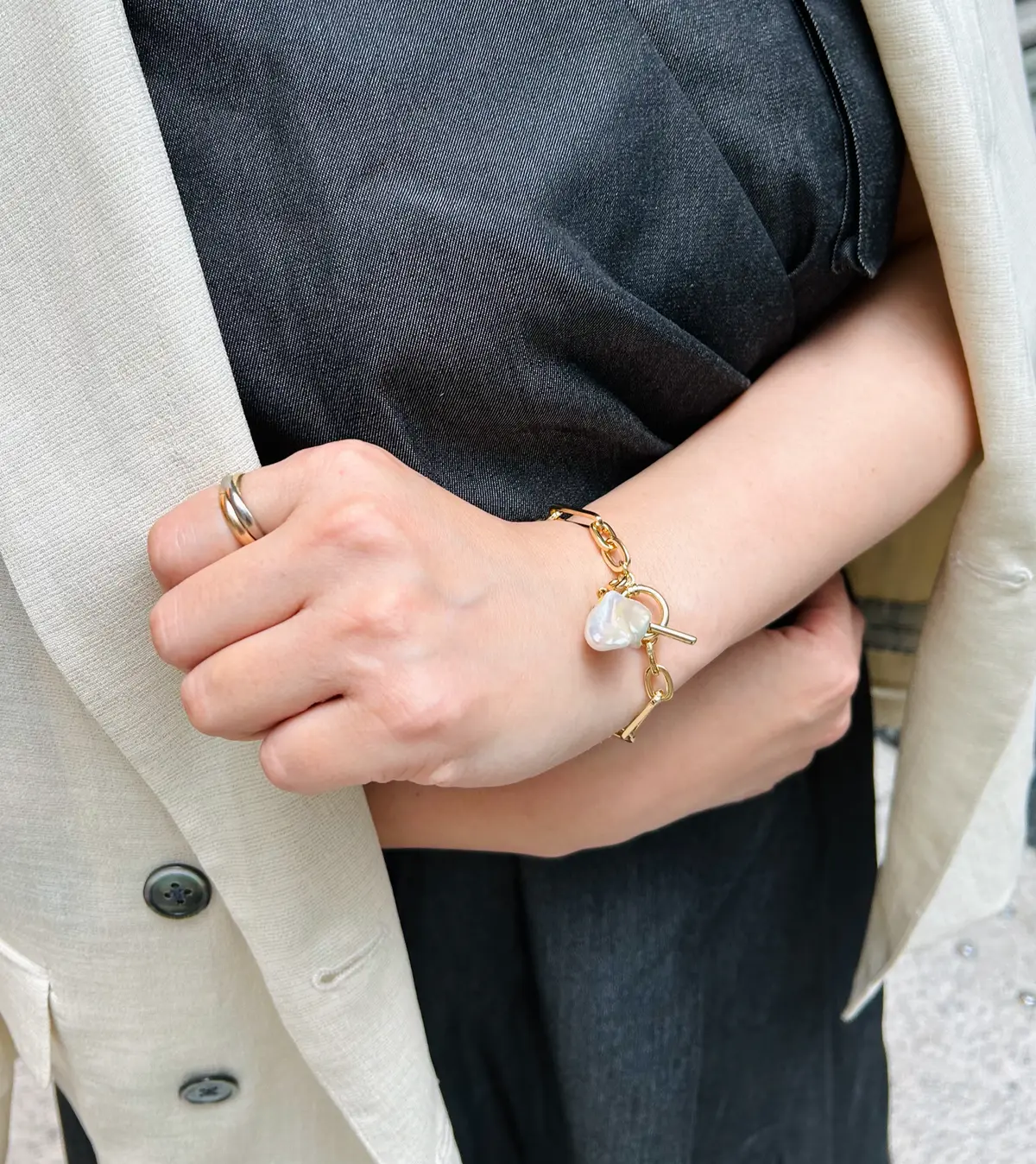 カルティエのトリニティリングと合わせたバロックパールのブレスレット