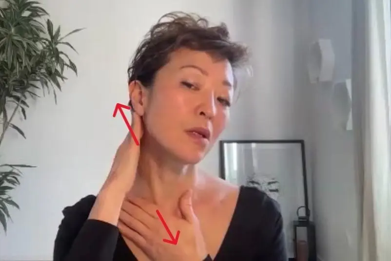 OurAge×Webエクラ　40代50代　胸鎖乳突筋ストレッチ　やり方