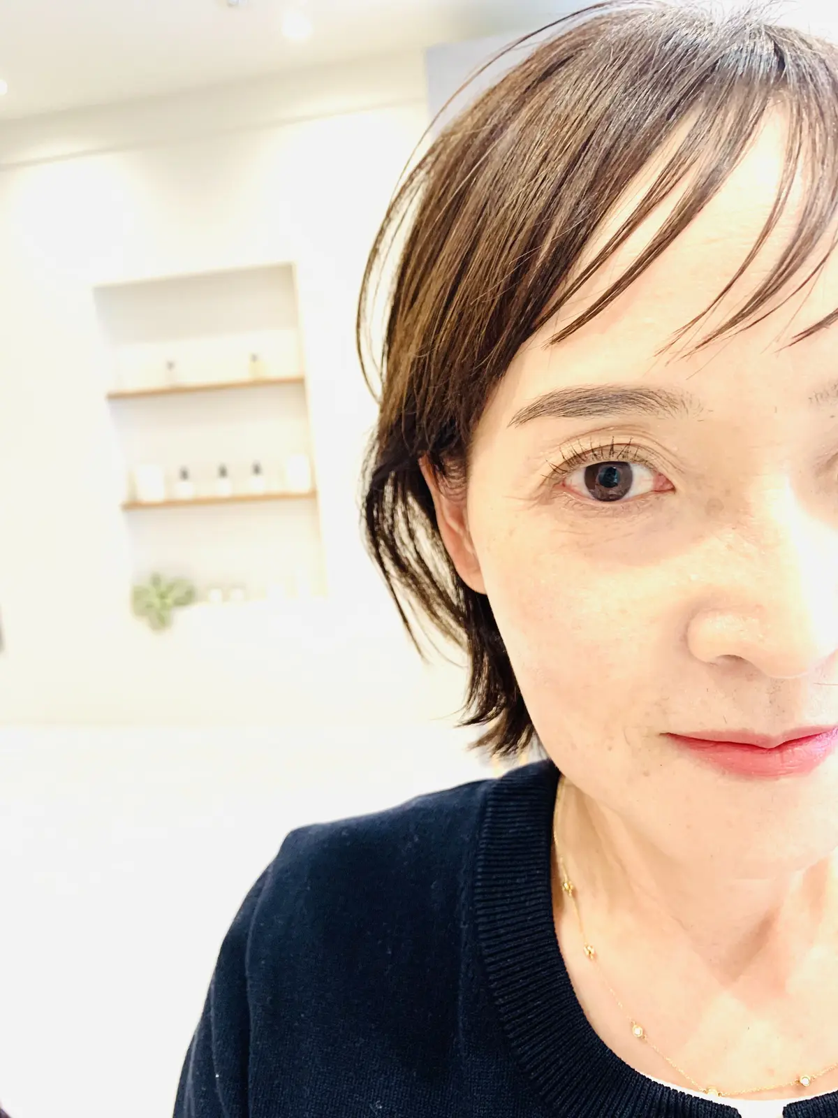 ラッシュリフト施術後、ショートカットにした女性の写真