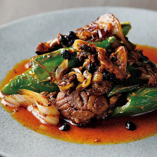 マニアックだけでなく定番も。季節野菜入り 皮つき豚スネ肉の回鍋肉￥1,980。