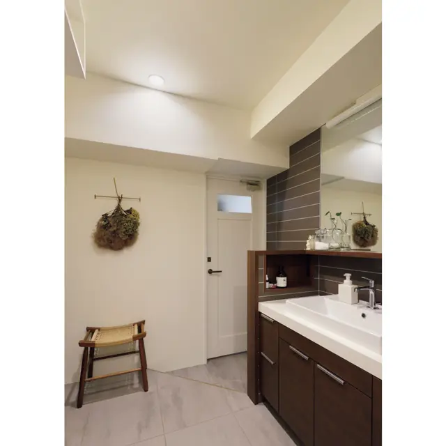 洗練されたバスルームはキッチンの手前に