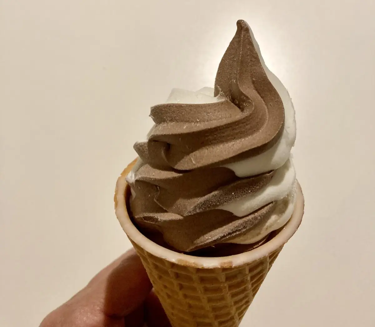 OurAge×Webエクラ　１日目は、コンビニで買った普通のアイス。コーンに入ったチョコバニラ（180ml／糖質33.5g）。