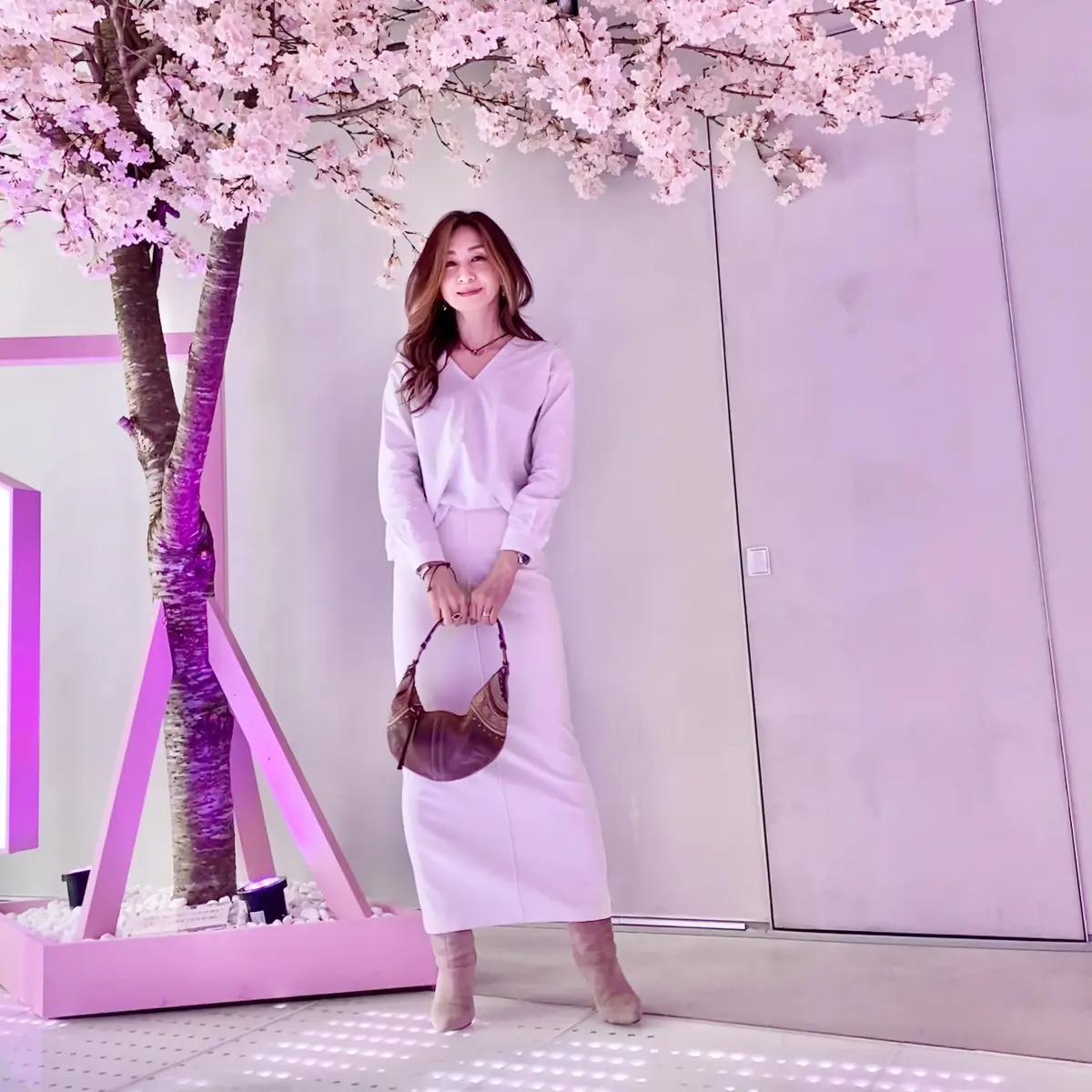 白シャツに白のロングタイトスカートを合わせたオールホワイトコーデ