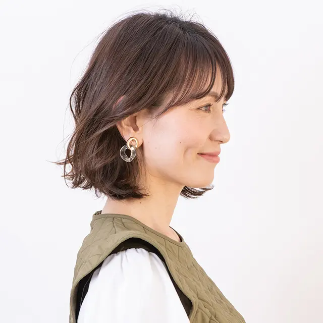 ラウンド前髪を合わせて、重めボブを軽やか＆華やかに