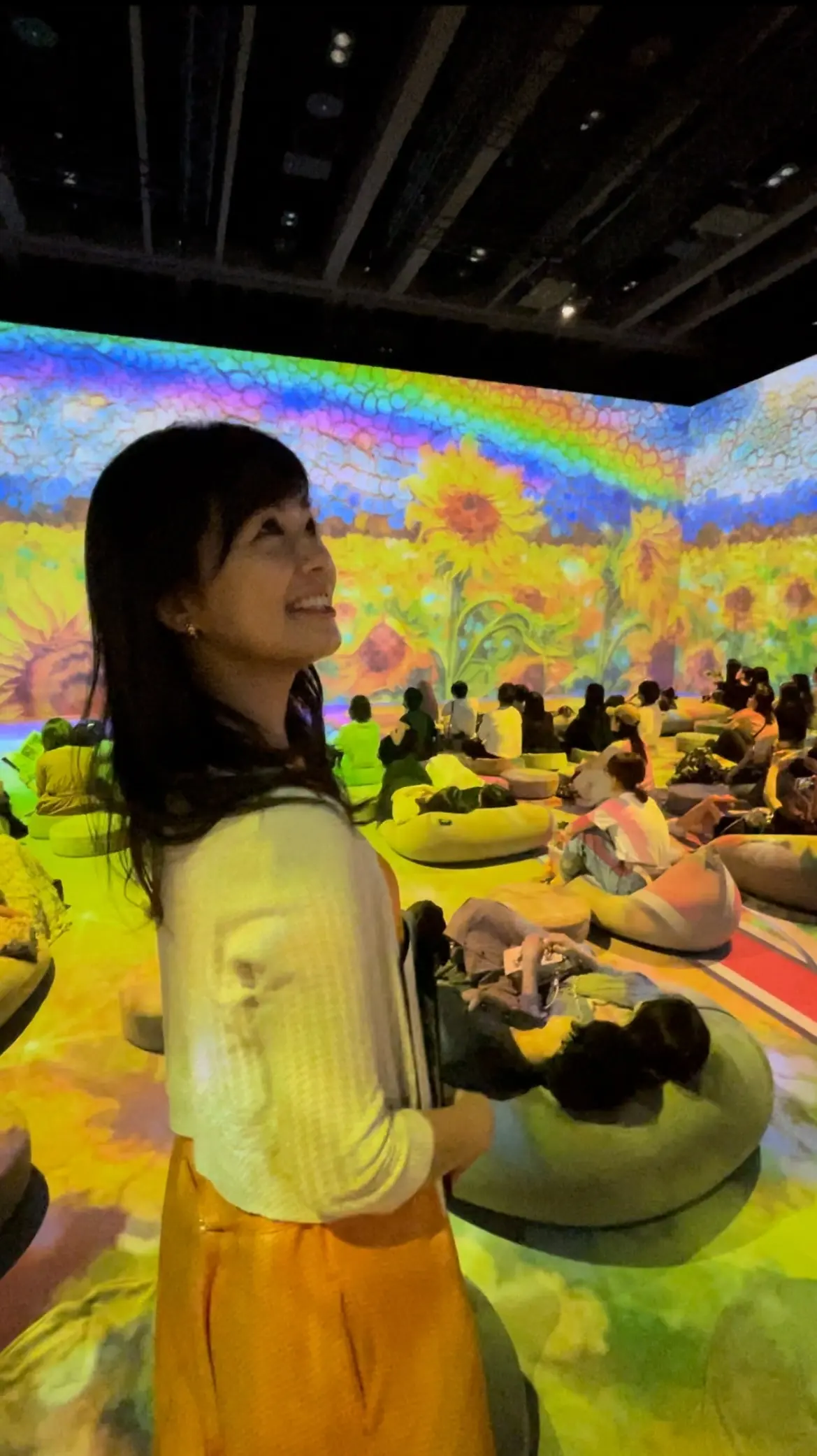 Immersive Museum TOKYO 2023、イマーシブミュージアムTOKYO 2023、オレンジ、ワンピース、ワンピースコーデ、ハロウィン、秋、ハロウィンコーデ、秋服、秋服コーデ、カーディガン、ゴールド、ベージュ、シャンパンゴールド、ボレロ、ベージュカーディガン、黒、黒バッグ、型押しバッグ、黒エナメルバッグ、エナメルバッグ、エナメル型押しバッグ、ボブ、ボブヘア、ミュージアム内、光、ひまわり、花、虹、クッション、椅子、ソファー、寝転ぶ、座る、寛ぐ、くつろぐ、リラックス