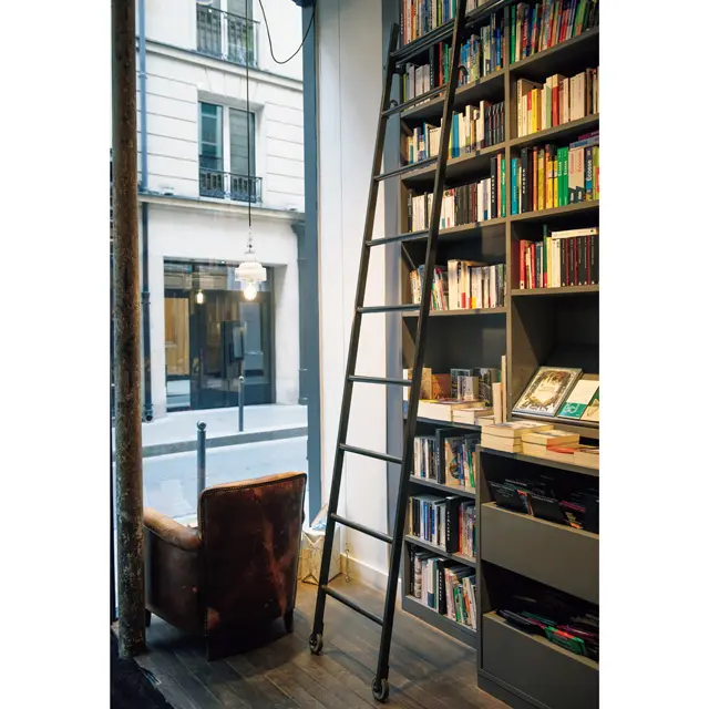 旅のデスティネーションごとの充実したコーナーのほか、料理本、子供向けの本などもセンスよくディスプレイされている