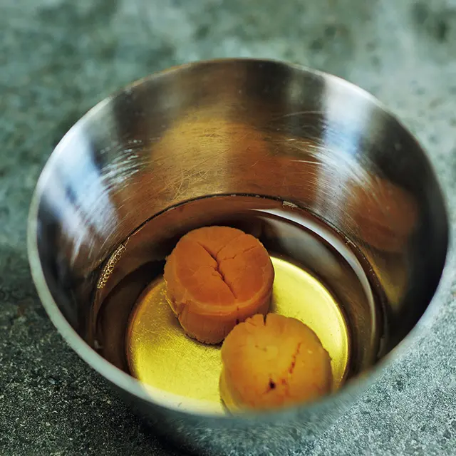 干し貝柱は、あらかじめ酒に浸してもどしてお く。