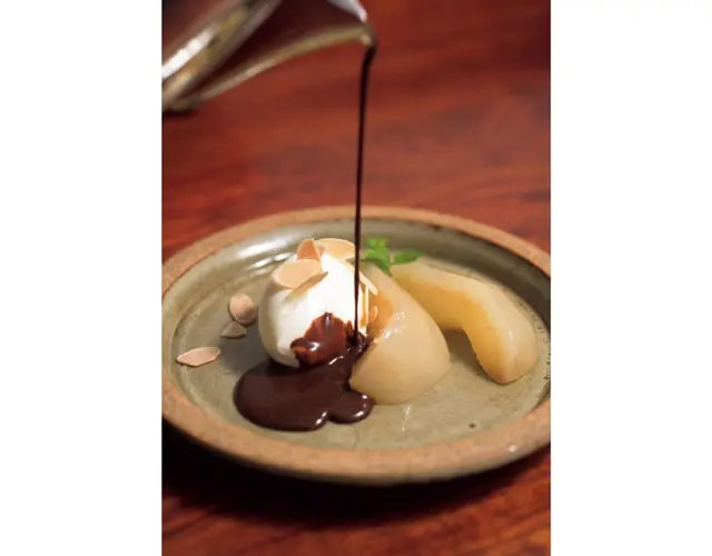 「洋梨のコンポート，温かいチョコレートのソース，ヨーグルトシャーベット」