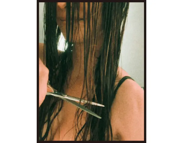 20cm！ 2週間後、髪をカラーリングしに行ったとき、美容師さんはすごくストレートになったねといいました！ 結局彼がさらにほんの少し毛先をカットしたの