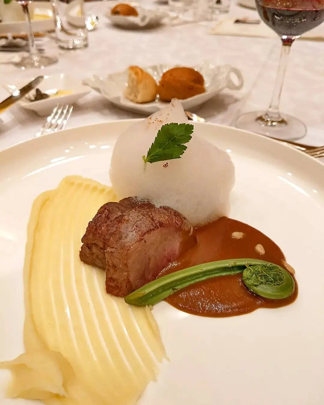 奏龍みその薫りで柔らかく茹でた牛フィレ肉　エミュルジョン仕立て 赤ワインと発芽米みそ芽のソース