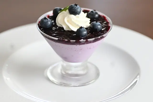 お菓子作り　ブルーベリーゼリー ブルーベリーソースとヨーグルトクリームのせて