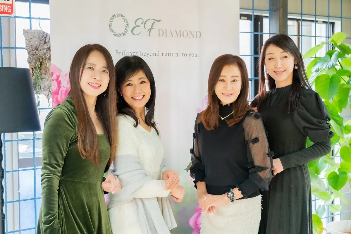 エフダイヤモンド、EF DIAMOND、ef DIAMOND、エフダイヤモンド、LAB-GROWN DIAMOND、ラボグロウダイヤモンド、エシカルダイヤモンド、SDGS、店内、ショールーム、3LDK、ジュエリー、ダイヤモンド、アクセサリー、リング、ネックレス、ブレスレット、ペンダント、ピアス、イヤリング、お洒落、オシャレ、白ニット、ニット、ニットワンピース、白ニットワンピース、グリーン、ワンピース、ビロード、ショール、グレー、ライトグレー、アイスグレー、黒、黒ワンピース、黒トップス、女子会、記念撮影