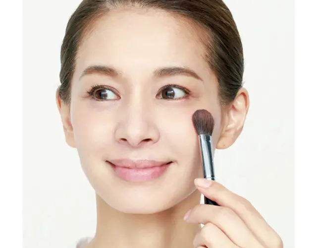 高めチークで頰の位置を上に補整