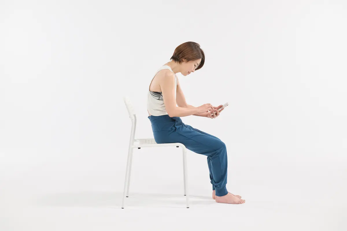 猫背・巻き肩を招くおもな生活習慣　スマホの見過ぎ
