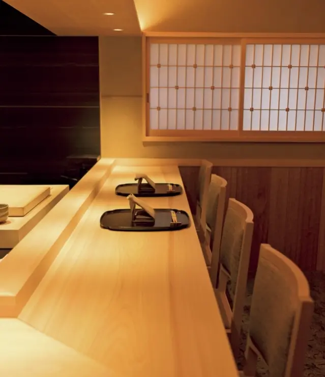 樹齢200年の吉野檜のカウンター。器の美しさも必見