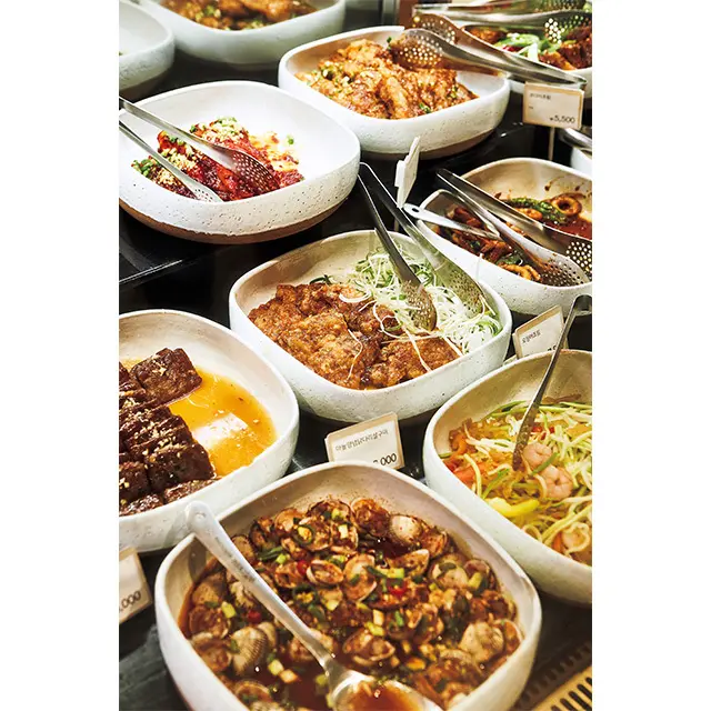 スーパー内には手作 りお総菜を量り売りする「ヨンヤンサエ パンチャンカゲ（栄養士のおかず店）」も