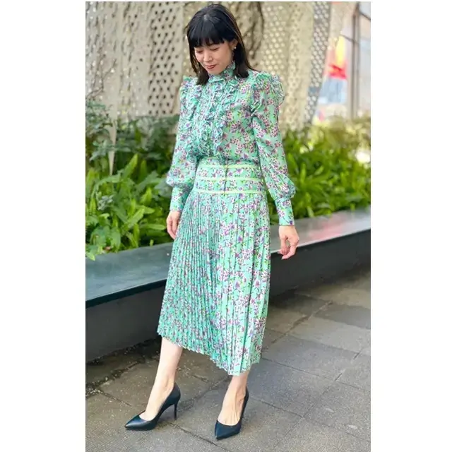 色合いもディテールも優美なセットアップで、コートの中に春気分を呼び入れて