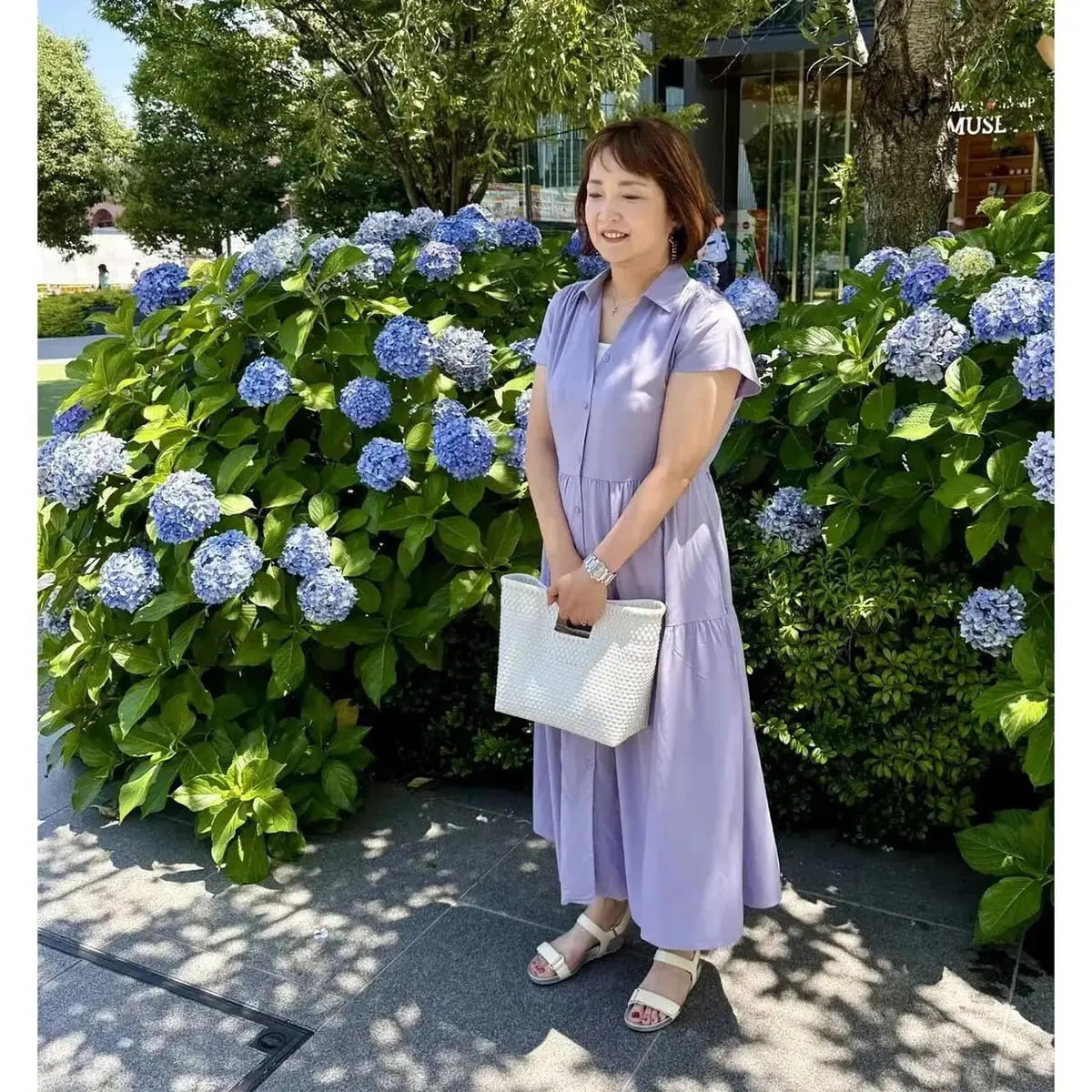 存在感抜群！目にも鮮やかな「50代のカラーワンピースコーデ」5選