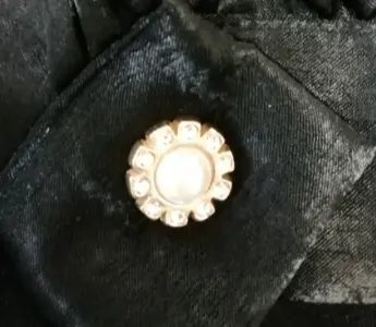 ラインストーンのボタン