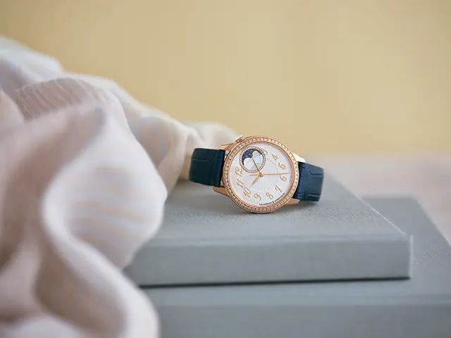 時計「エジェリー・ムーンフェイズ」（37mm径、PG×D×MOP、自動巻き、ムーンフェイズ、3色のアリゲーターストラップつき）￥3,500,000［予価］／ヴァシュロン・コンスタンタン