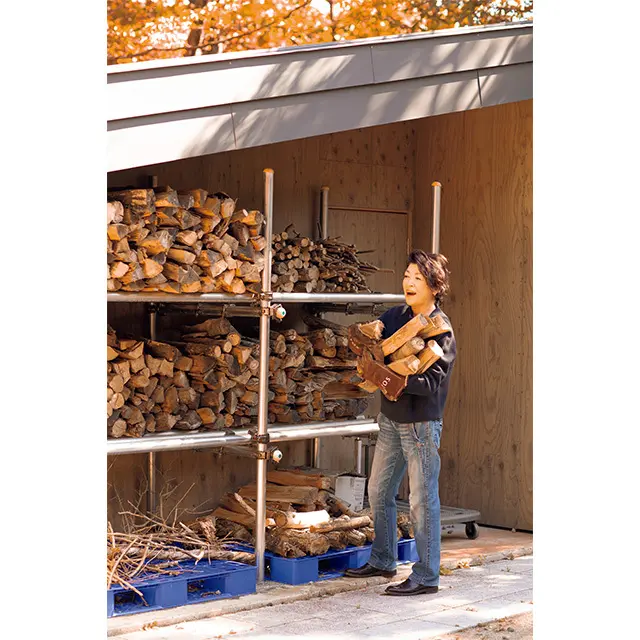 アトリエの裏手から室内へ、ストーブ用の薪を運ぶのも、山暮らしのお楽しみ。 「いつのまにか力がついて、エクササイズ替わりになっているのかも（笑）」