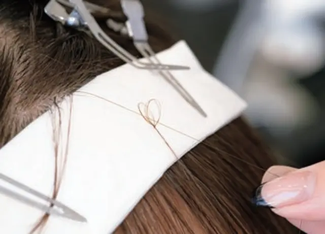 ヘアサロンでできる髪の分け目対策　自然なボリュームアップがかなう大人のエクステAFLOAT RUVUAの『ヘアループ』_手順02