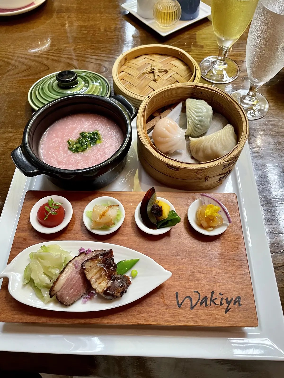 Wakiya一笑美茶樓、赤坂、チャイニーズアフタヌーンティー、中華、中華アフタヌーンティー、スイーツ、女子会、お祝い会、サンルーム、サンルーム席、お洒落、おしゃれ、テラス席、素敵、綺麗、大テーブル、お粥、粥、ビーツ、ピータン、海老蒸し餃子、ニラ蒸し餃子、飲茶