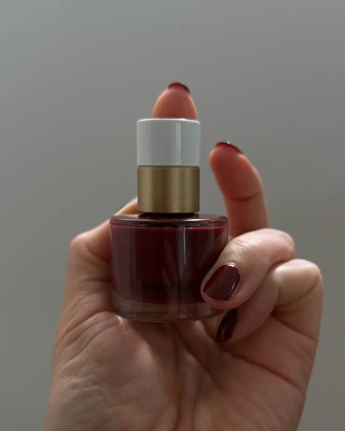 ソワレスタイルはスカーフと深紅のネイルでの画像_2