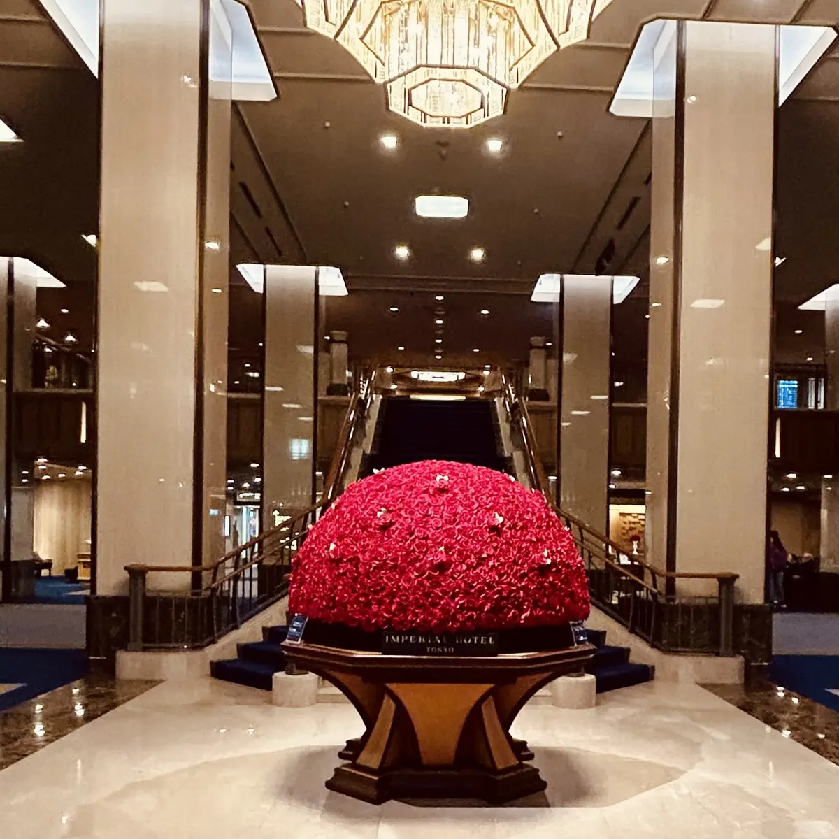 赤い薔薇の綺麗な帝国ホテルのロビー