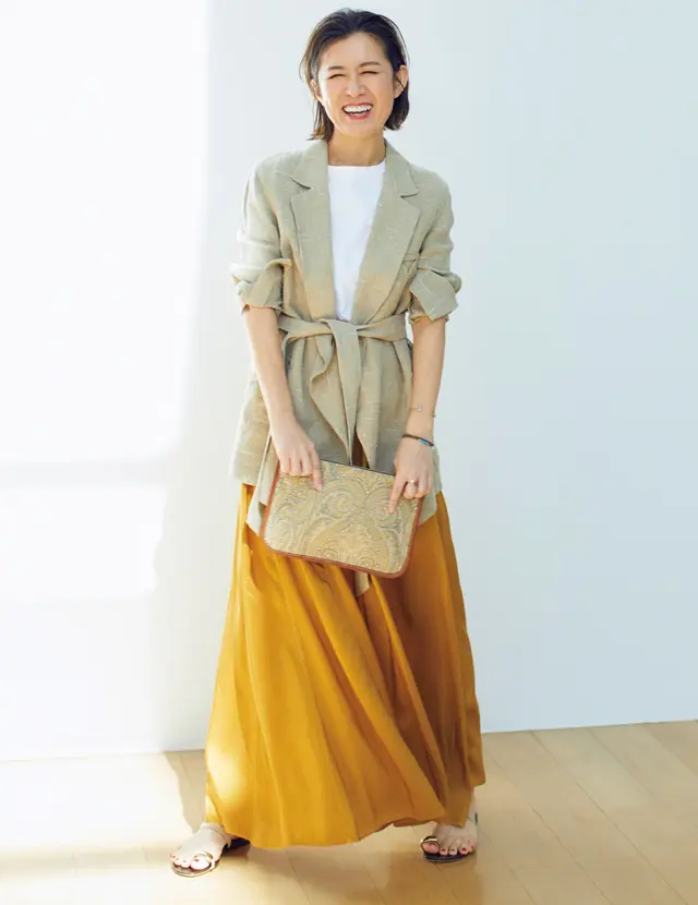 ダスティなベージュのジャケットをつなぎ色にしたコーデの大草直子さん