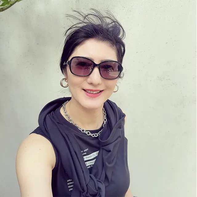 エクラ華組山口りえさん愛用　サルヴァトーレフェラガモのサングラス