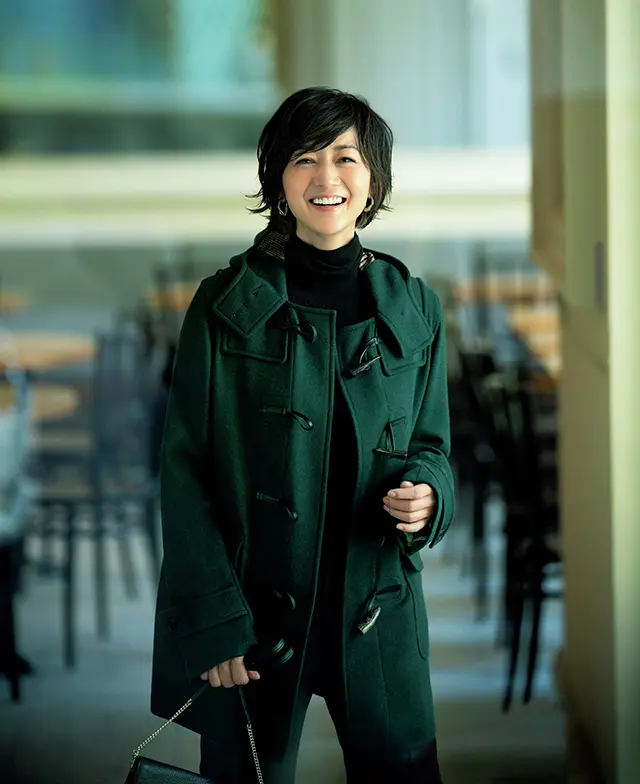 深い色でダッフルコートが大人の遊び心に