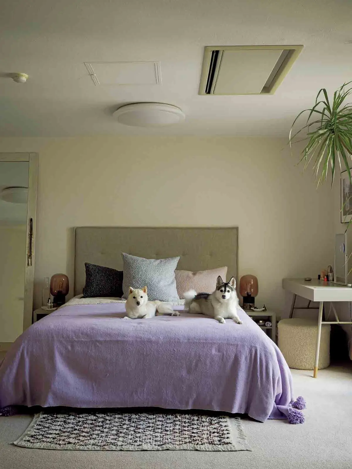 サイドテーブルつきのベッドとドレッサーがわりのデスクはボーコンセプトで。