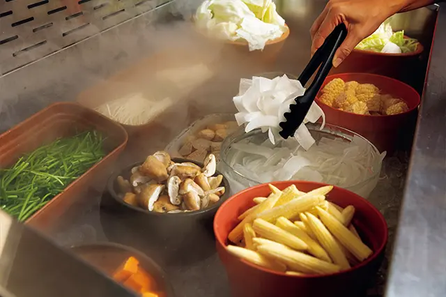 ブッフェコーナーには旬の野菜が並ぶ。時には水蓮草（スェイリェンツァオ）のような日本にない野菜も