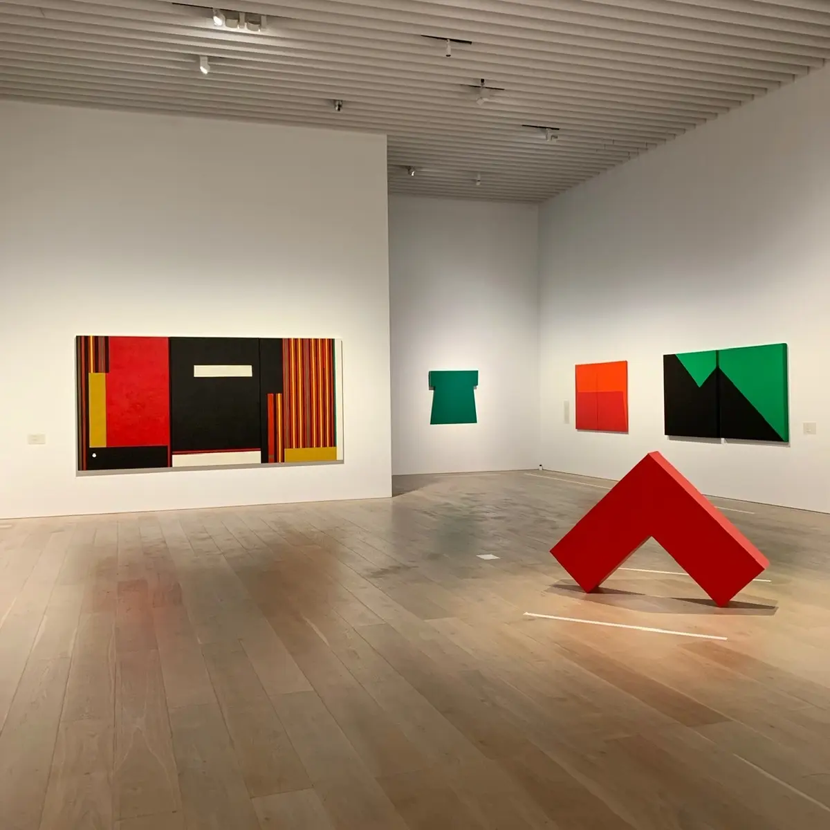 カルメン・ヘレラ「赤い直角」、ヌヌン