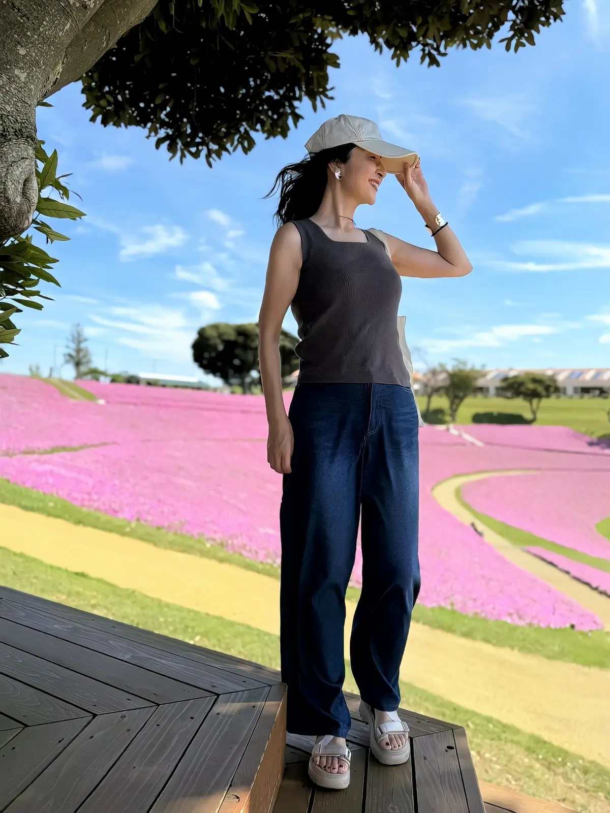 GUノースリーブニット　グレーニット　デニム　ベージュのスポーツサンダル　ベージュのキャップ