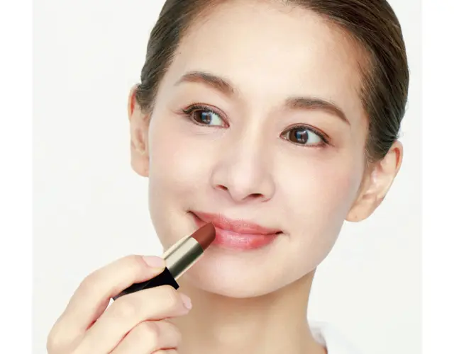リップの血色でご機嫌感を後押し