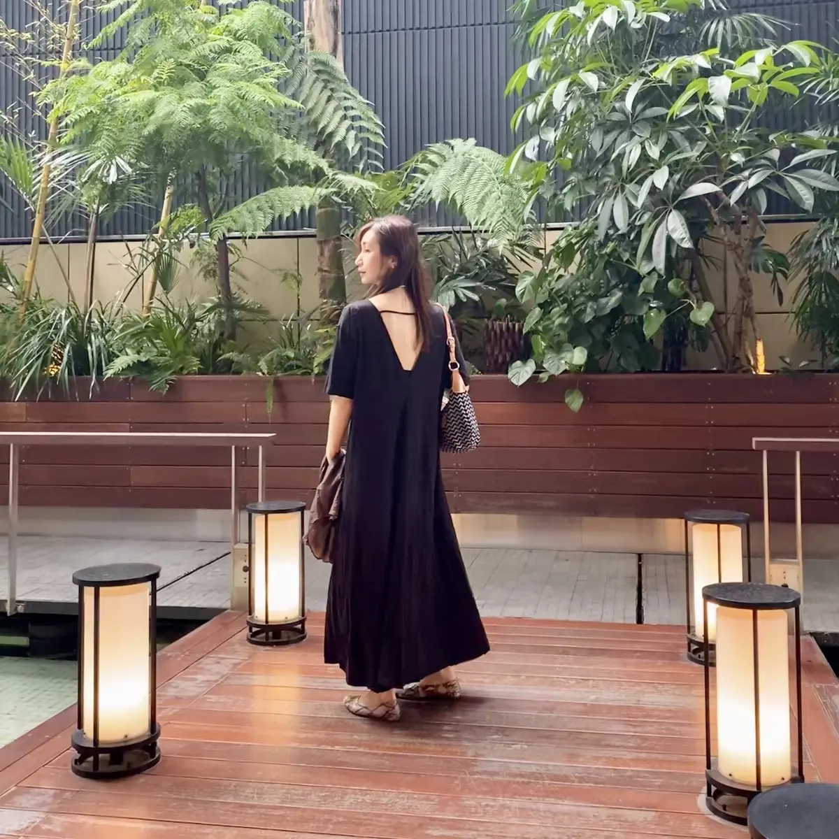 シアーシャツ脱いで後ろは空きのあるバックシャンワンピ