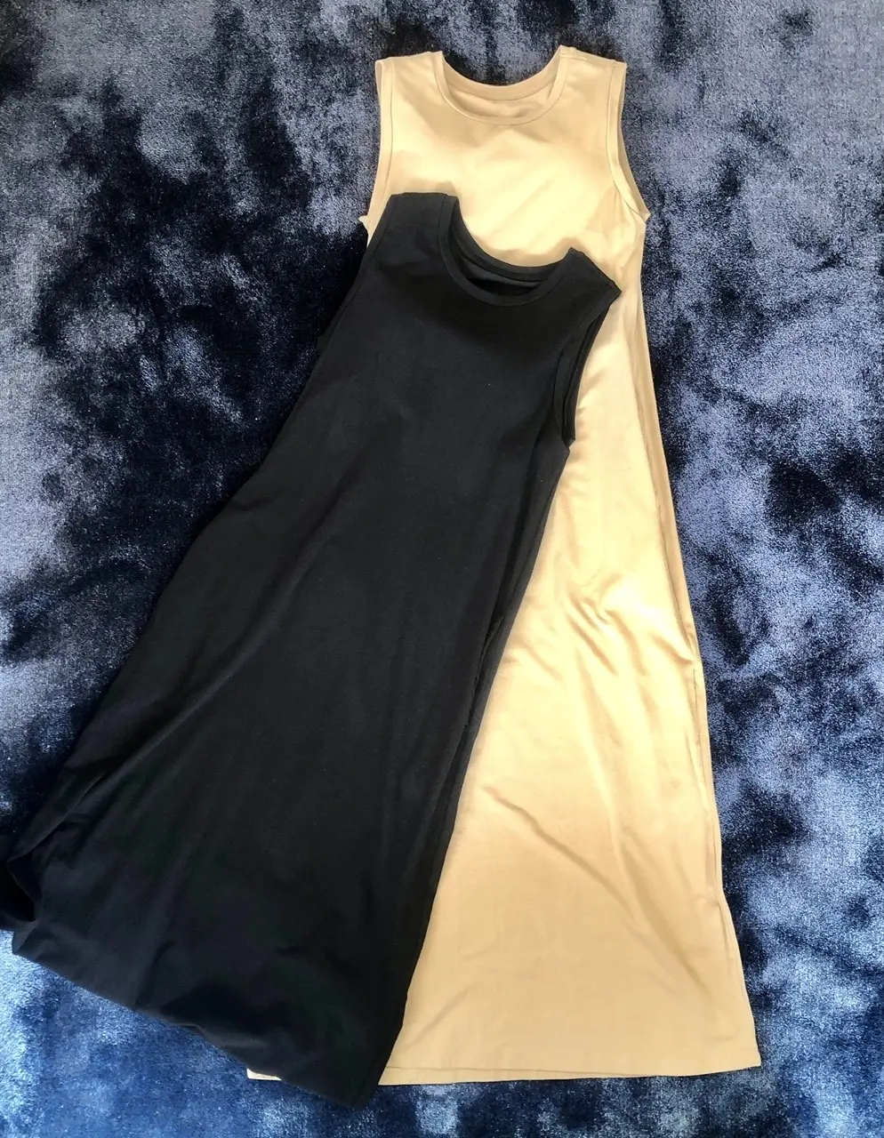 GUのベージュとブラックワンピース