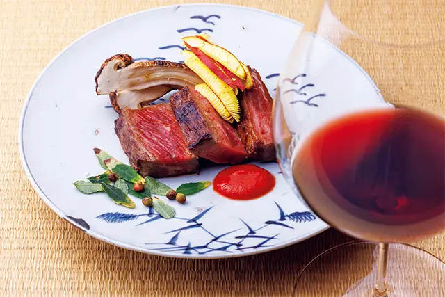 十勝若牛、経産牛、牛タンの3部位の炭火焼き。ワインは約90アイテム