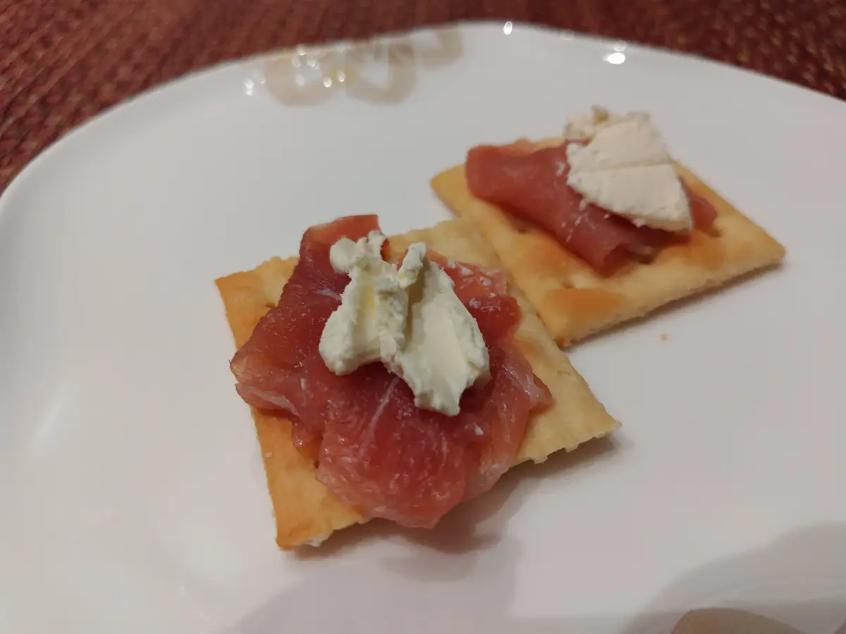 THE HOTEL SANRAKU KANAZAWA（ザ ホテル山楽 金沢）カクテルタイム　生ハム　チーズ　クラッカー